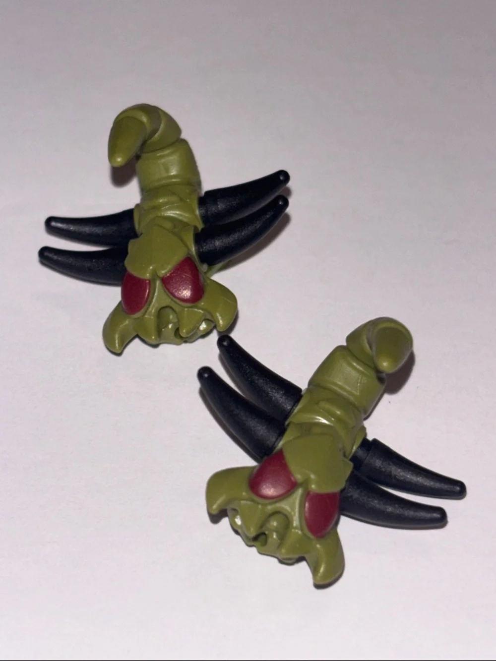 LEGO - Minifig, Animal - Insectoid w/ Wings, Dark Red Eyes - Olive Green